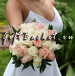 Букет невесты Королевский из белых и светло розовых роз